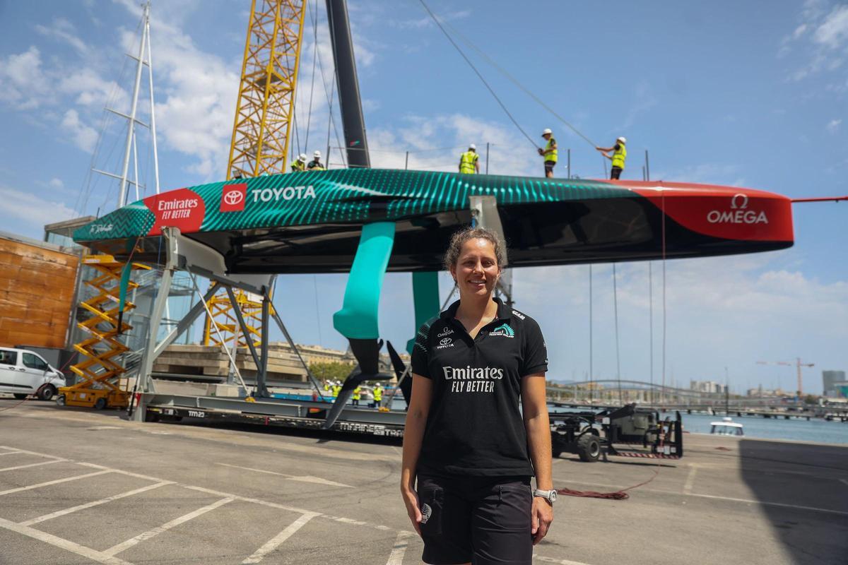 La ingeniera de rendimiento de Emirates Team New Zealand de la Copa América de vela, Elise Beavis, en la base del equipo en Barcelona, en julio de 2023.