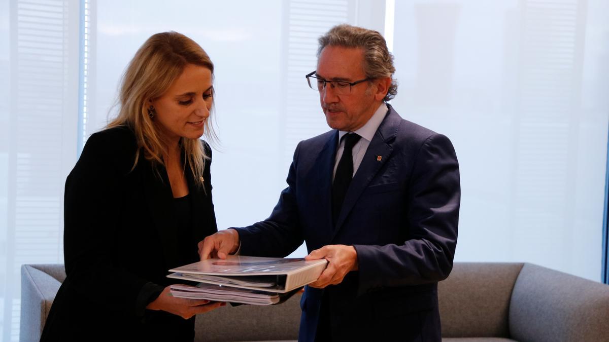 Jaume Giró entrega l'avantprojecte de Pressupostos de 2023 a la nova consellera d'Economia, Natàlia Mas.