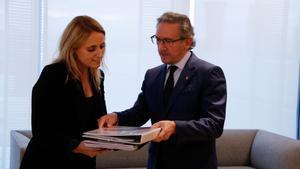 Jaume Giró entrega lavantprojecte de Pressupostos de 2023 a la nova consellera dEconomia, Natàlia Mas.