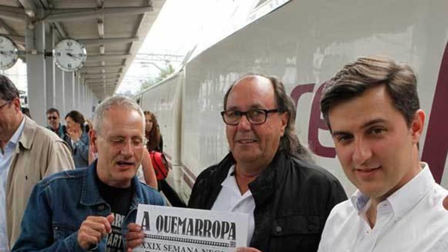 Ángel de la Calle, Mario Suárez del Fueyo (XSP) y José María Pérez (PSOE), a la llegada del último &quot;tren negro&quot; a Gijón.