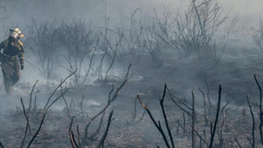 Desactivada la alerta en el incendio de Pobra de Trives por la cercanía del fuego a las casas