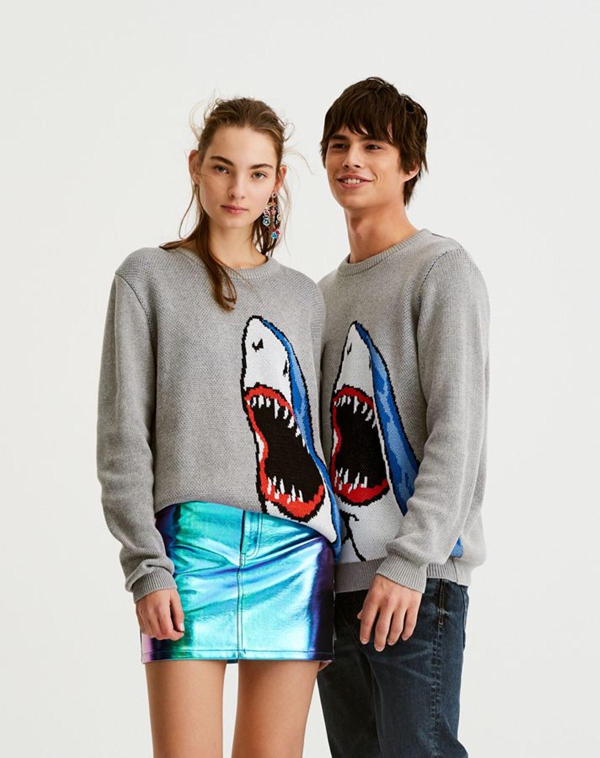 Colección 'unisex' de Pull&amp;Bear: jersey con tiburón