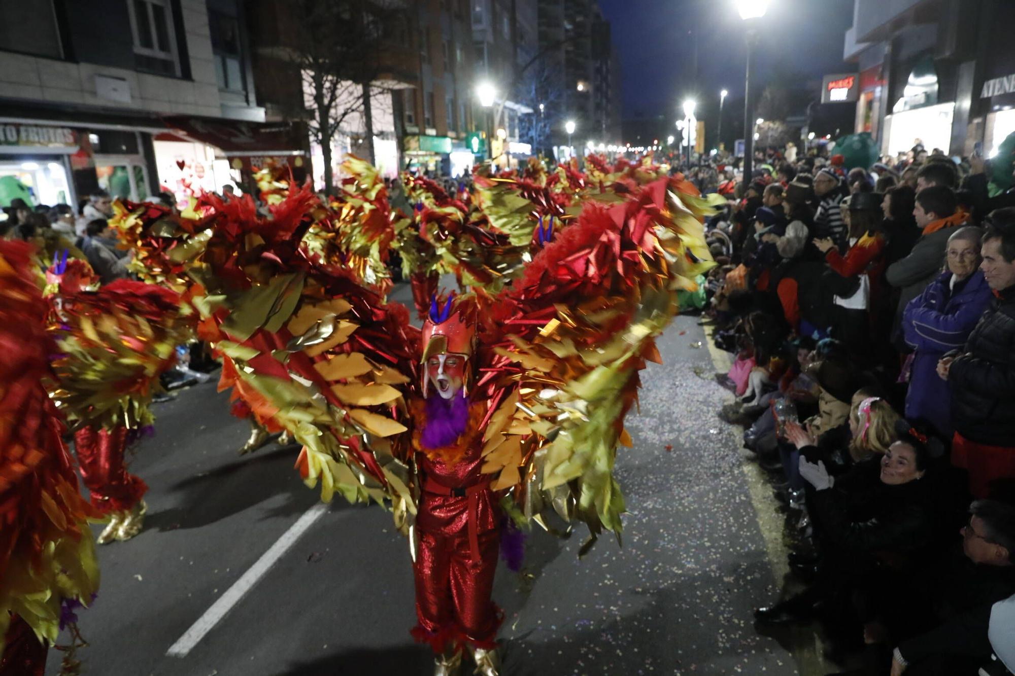 Así fue el multitudinario desfile del Antroxu de Gijón (en imágenes)