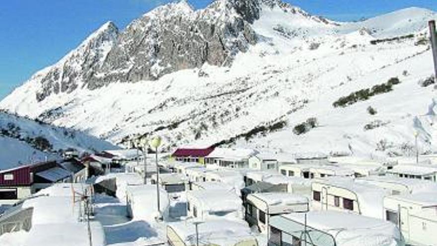 Caravanas cubiertas de nieve aparcadas en el camping de La Raya.