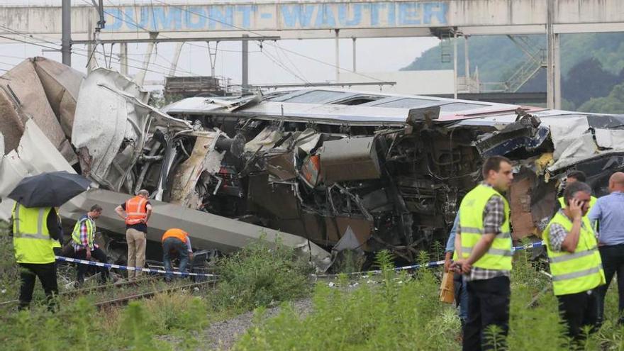 Miembros de los equipos de rescate, junto a los trenes siniestrados.