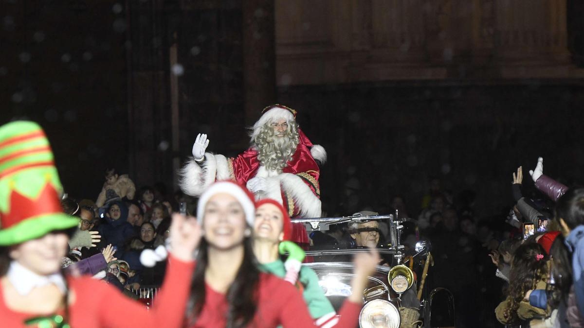 Todas las imágenes de la llegada de Papá Noel a la Plaza del Cardenal Belluga
