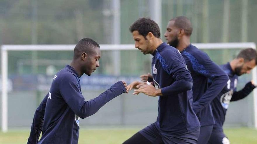 El colombiano Marlos Moreno y el costarricense Celso Borges, durante un entrenamiento en Abegondo.