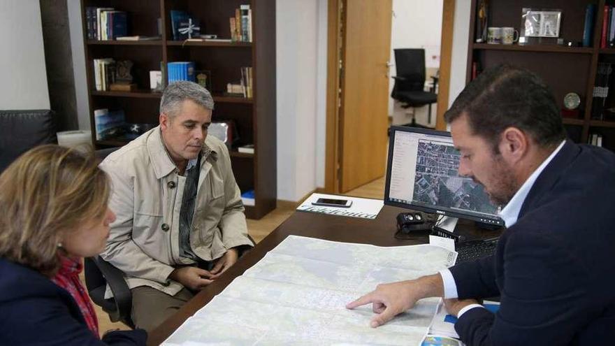 La directora de Telefónica en Galicia y el alcalde de A Estrada, ayer, reunidos. // Bernabé / Ana Agra