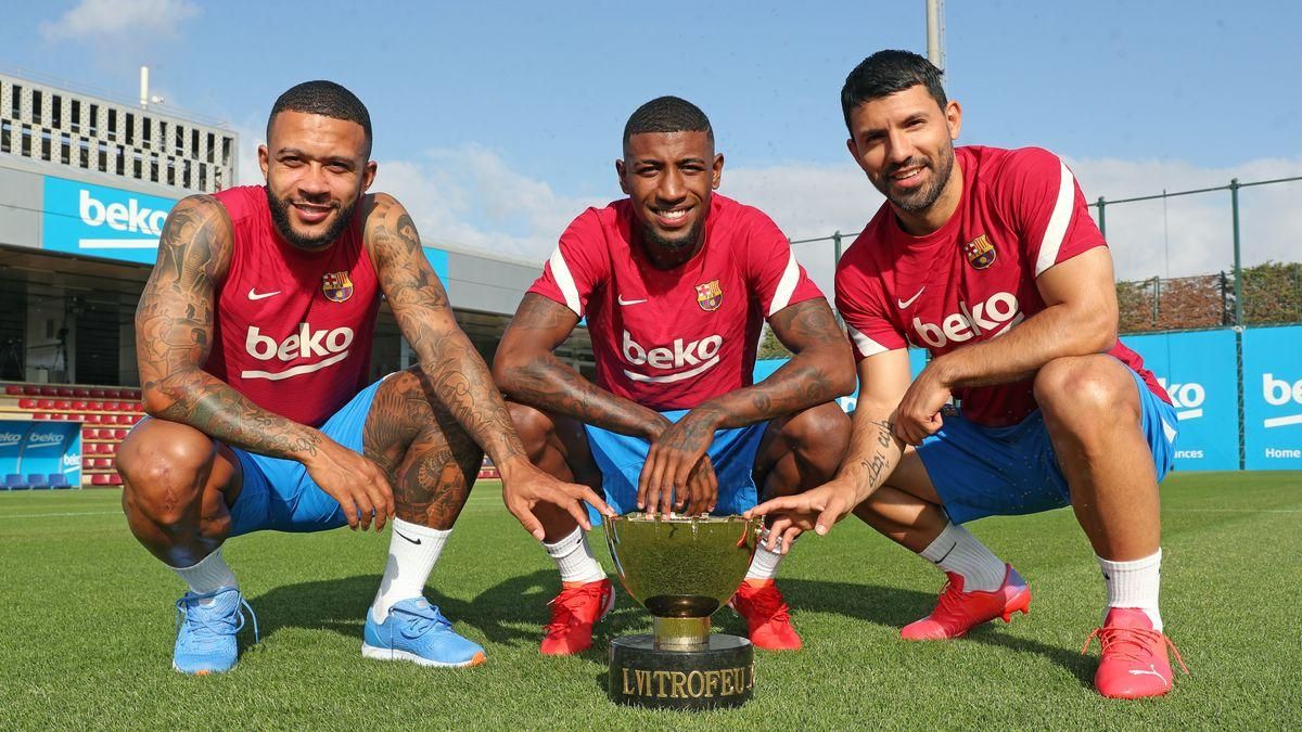 Memphis, Emerson y Agüero posan con el trofeo Joan Gamper.