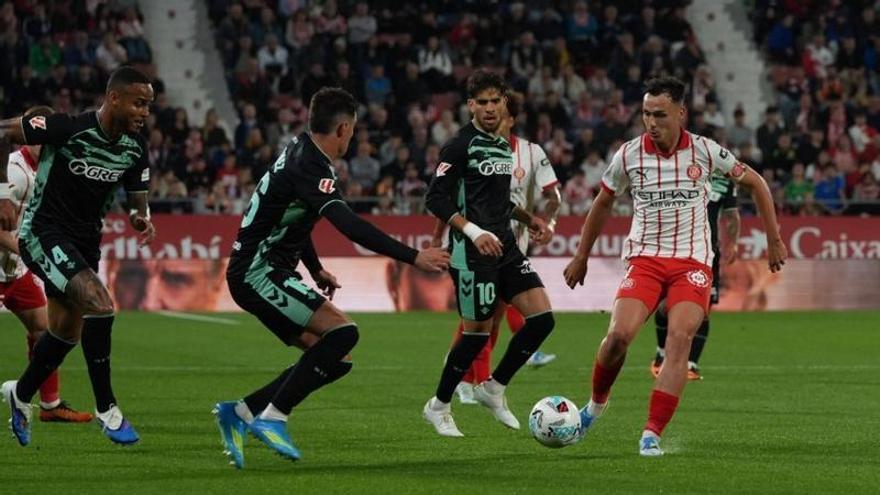 El Girona exigeix vuit milions al València per Arnau Martínez
