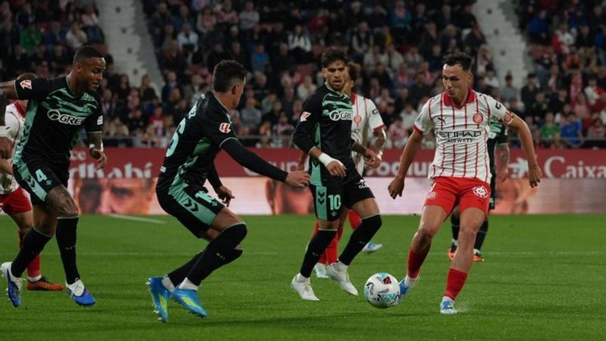 Arnau, amb tres jugadors del Betis la temporada passada a Montilivi