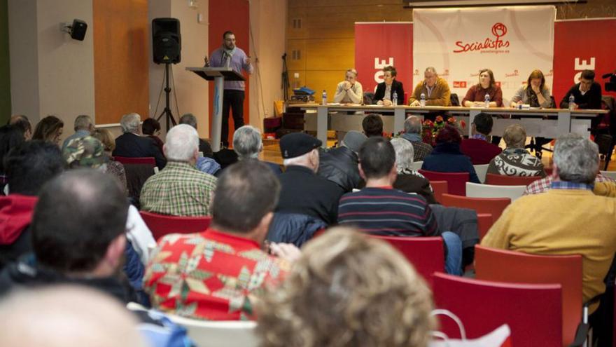 Foto de archivo de una asamblea del PSOE de Langreo, durante una intervención de Adrián Barbón. | F. Rodríguez