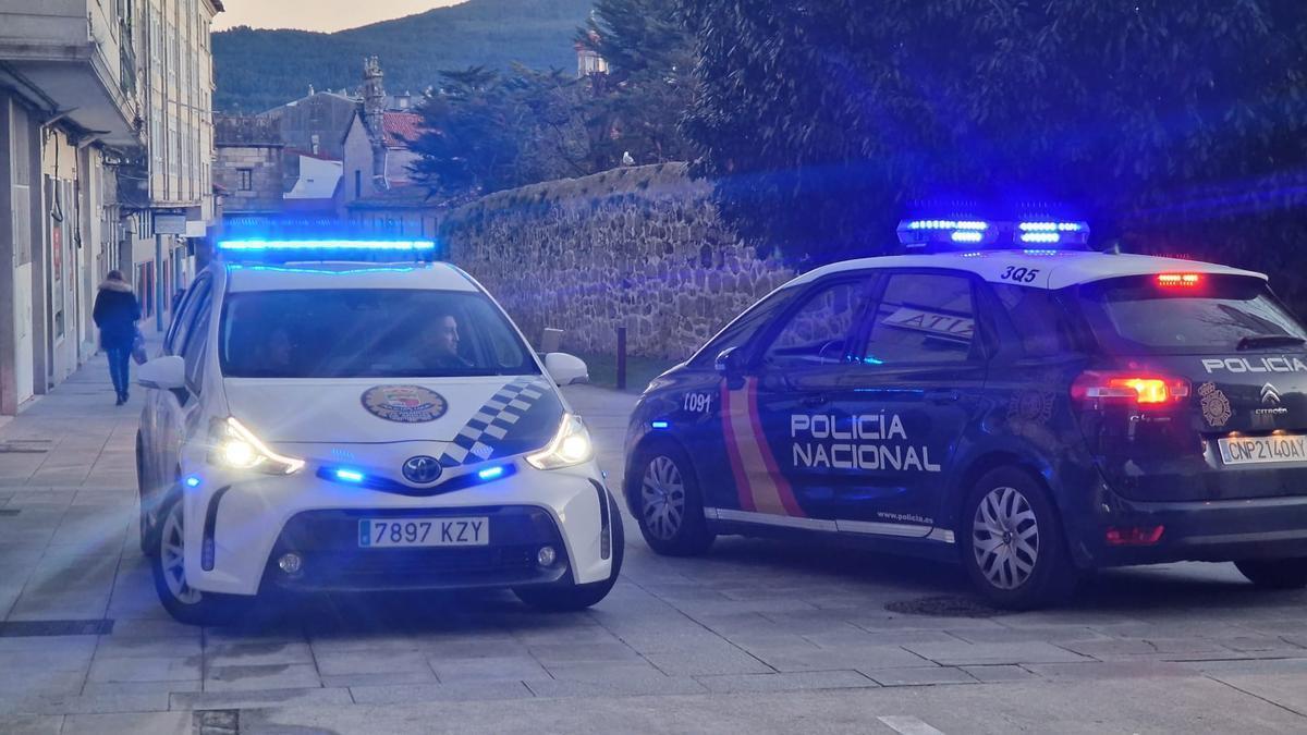 Dos coches policiales, en Vilagarcía