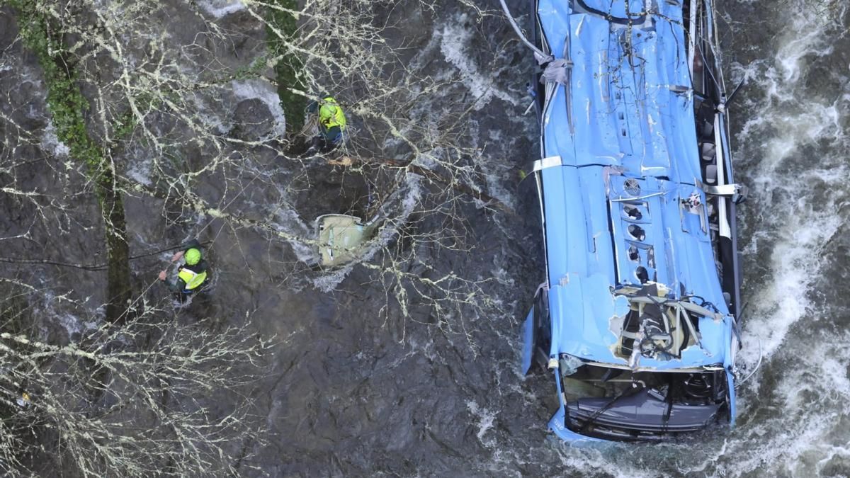 Operativo de búsqueda y rescate tras caer un autobús de pasajeros al río Lérez
