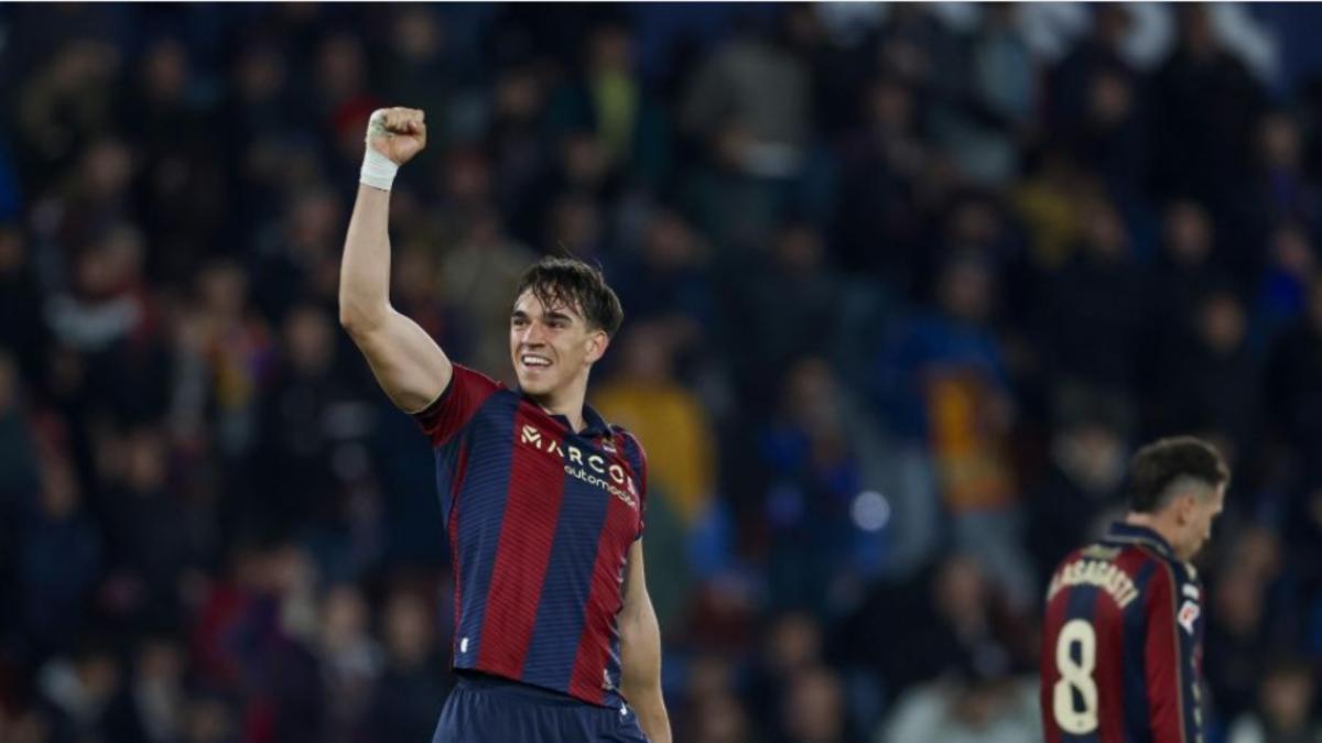 Carlos Espí celebrando uno de sus goles ante el Alavés