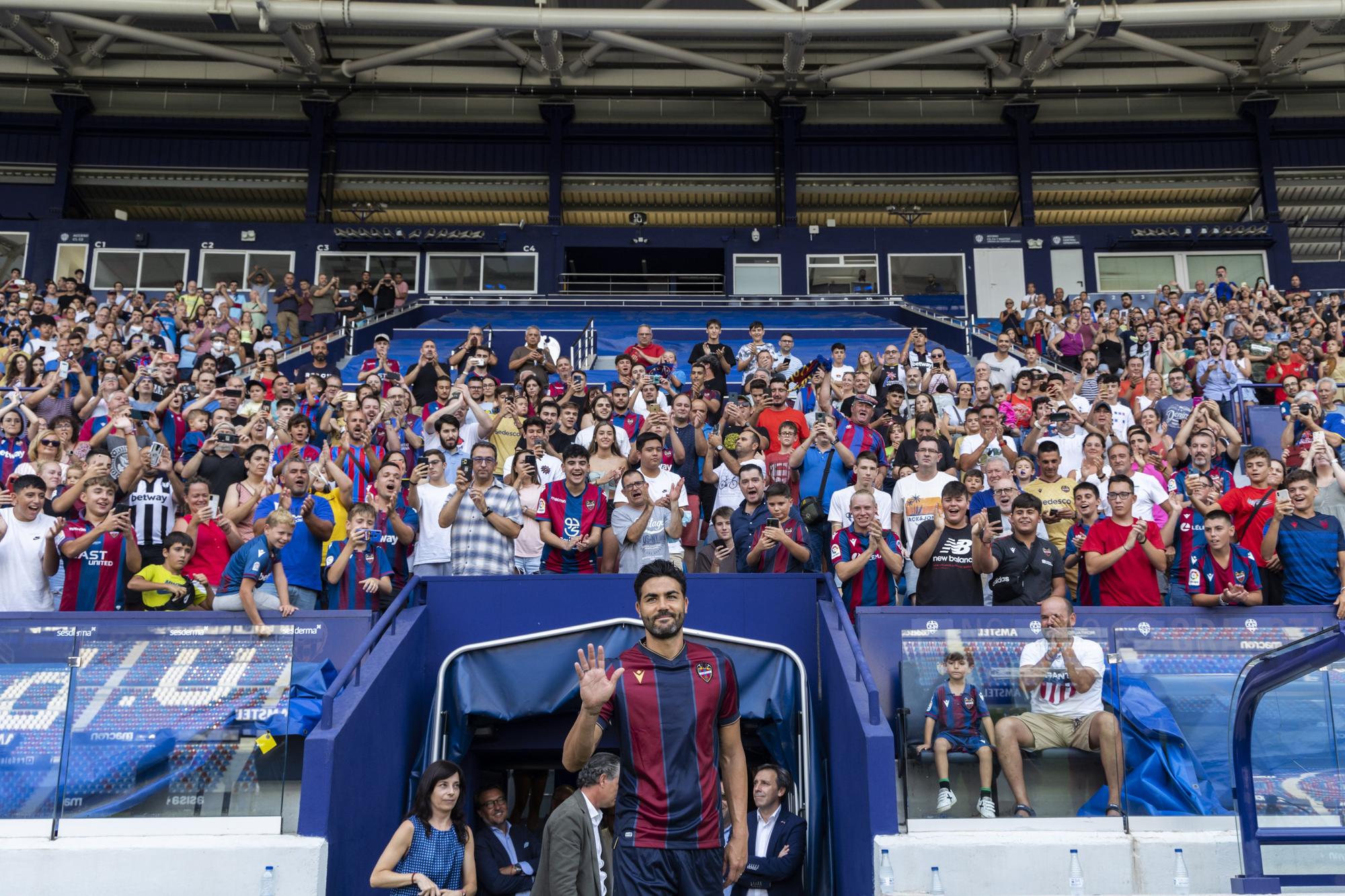 La emocionante presentación de Iborra, en imágenes