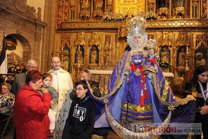 Los niños pasan por el manto de la Fuensanta