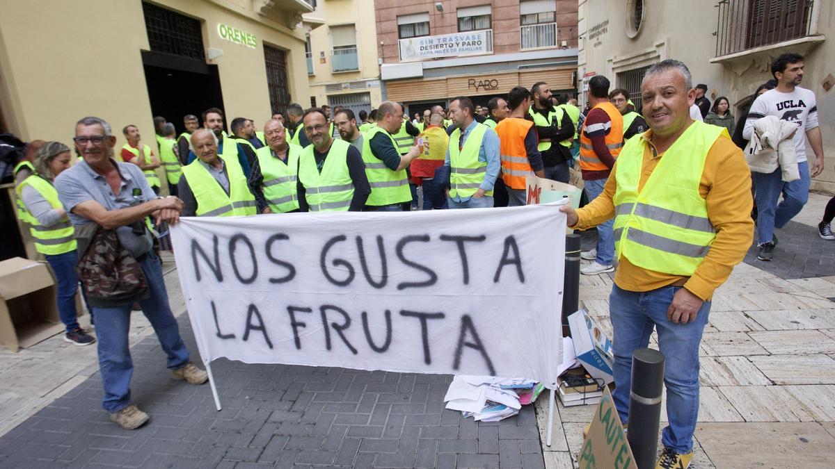 Protesta de agricultores ante la sede de Confederación Hidrográfica del Segura