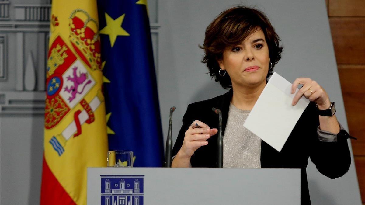 La vicepresidenta del Gobierno central, Soraya Sáenz de Santamaría, durante su comparecencia e la Moncloa para dar respuesta a la carta de Puigdemont.