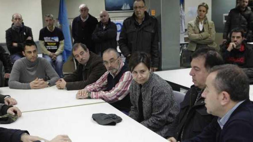 La Alcaldesa, sentada ayer entre miembros del comité de empresa de Tenneco, con un grupo de trabajadores tras ellos.