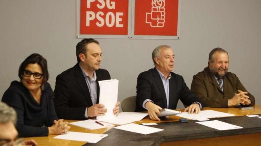 Laura Seara, Pablo García, Pachi Vázquez y José López Orozco, ayer en la sede del PSdeG.  // Óscar Corral