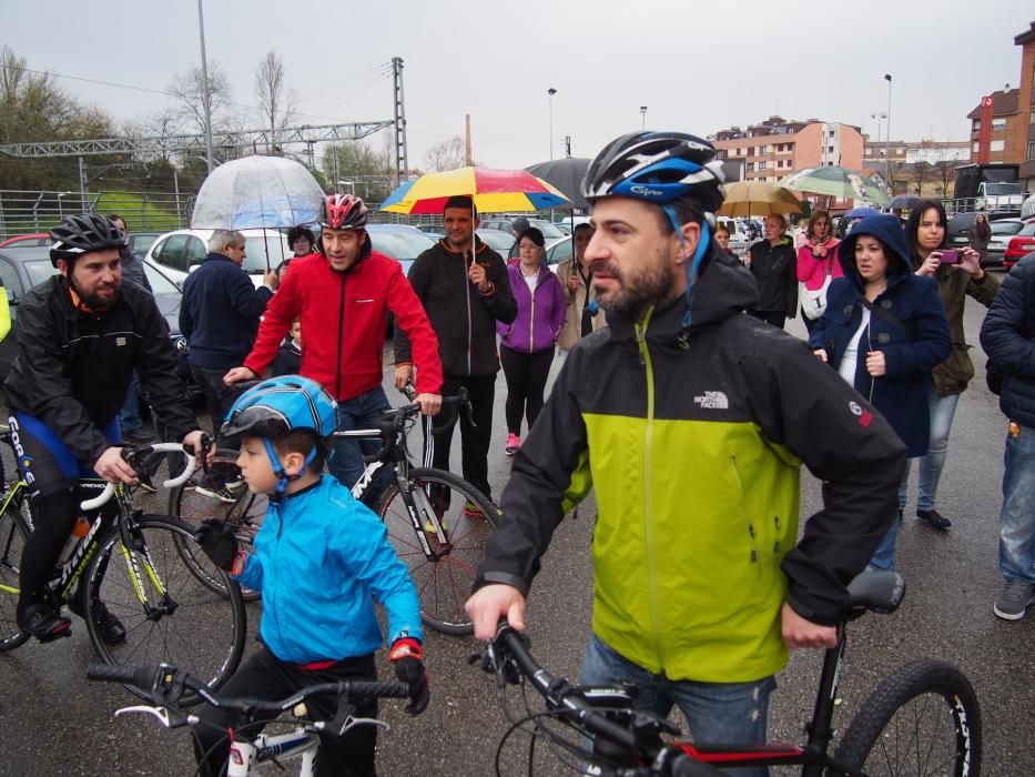 Los alumnos del Colegio Santa Bárbara de Lugones celebran el Día Mundial de la Bicicleta junto a Chechu Rubiera y Ángel García