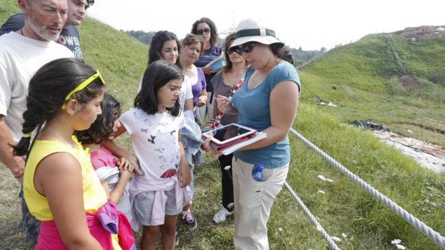 Asistentes, ayer, a la visita guiada al castillo de Gauzón.