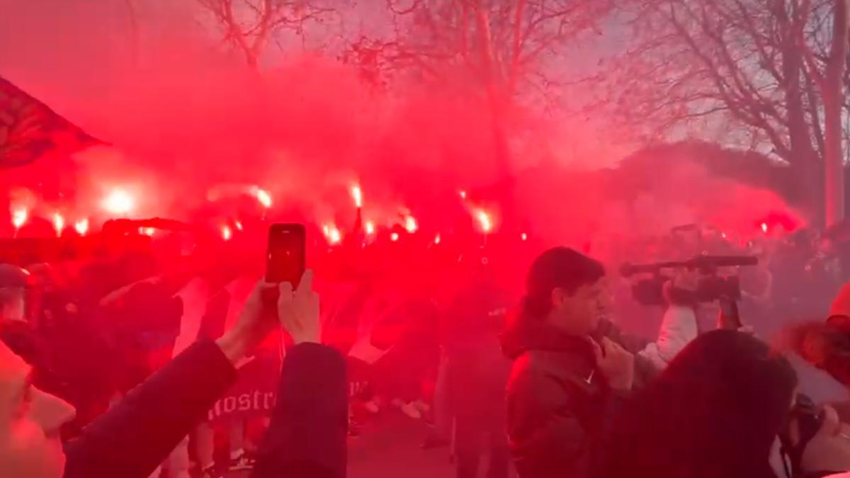 ¡El infierno de Montjuïc! Así ha sido el brutal recibimiento de la afición del Barça al equipo