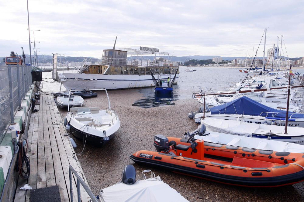 Tasques per retirar la biomassa al port de Palamós