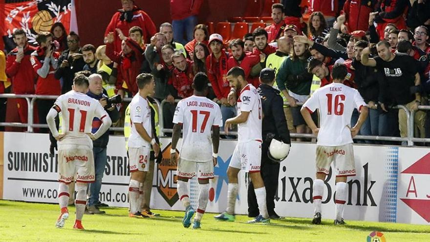 Los jugadores del Mallorca tras el partido ante el Mirandés.