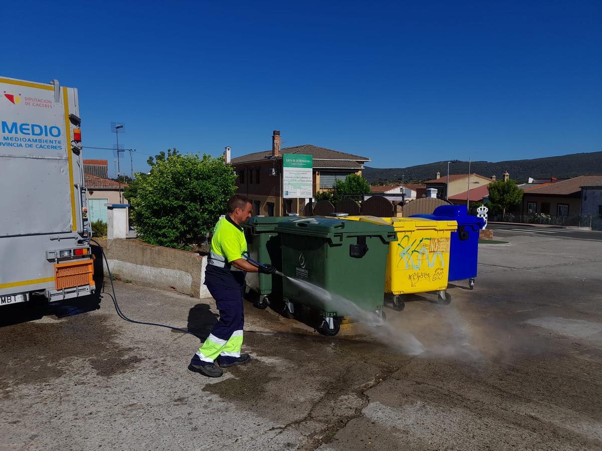 Un operario de MásMedio actúa en la zona del Ambroz.