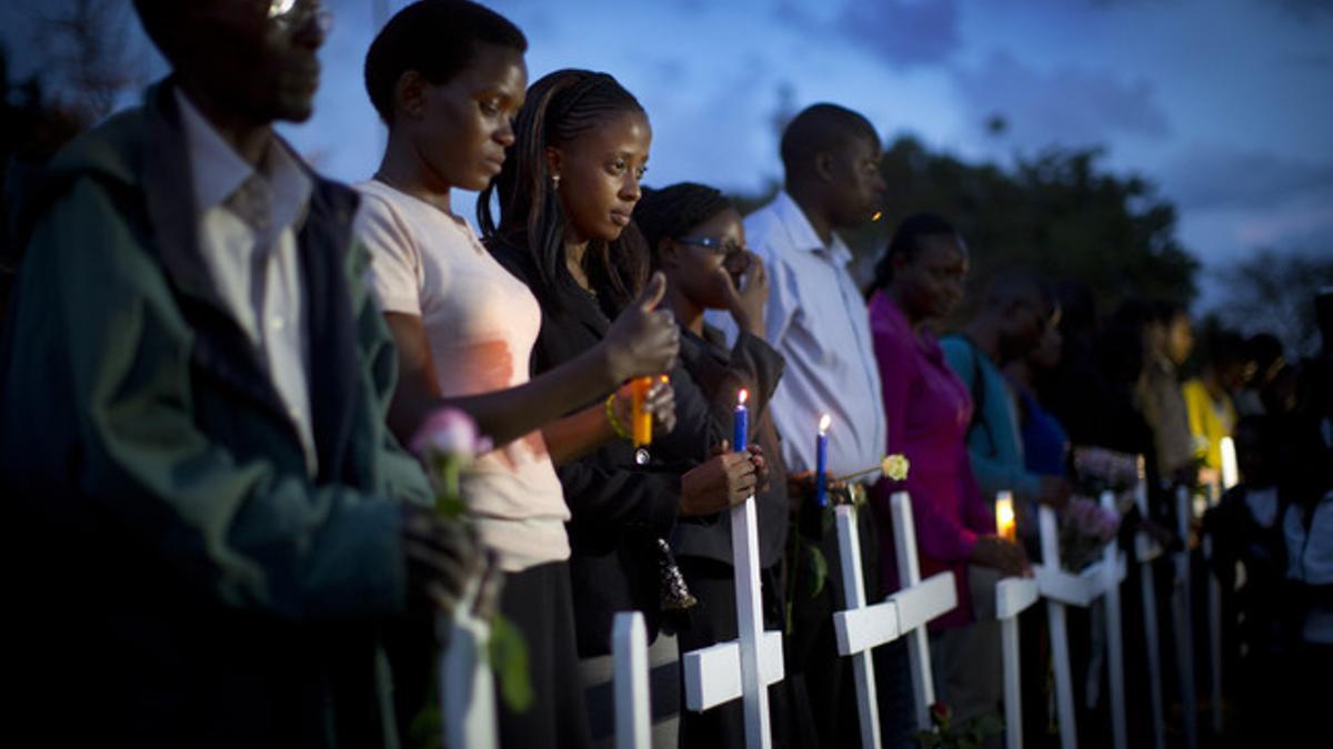 Ciudadanos kenyanos sujetan velas en recuerdo de las víctimas de la masacre de Garissa, donde murieron 148 estudiantes.