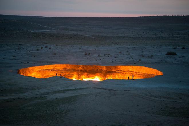 Cráter de Darvazá durante la noche
