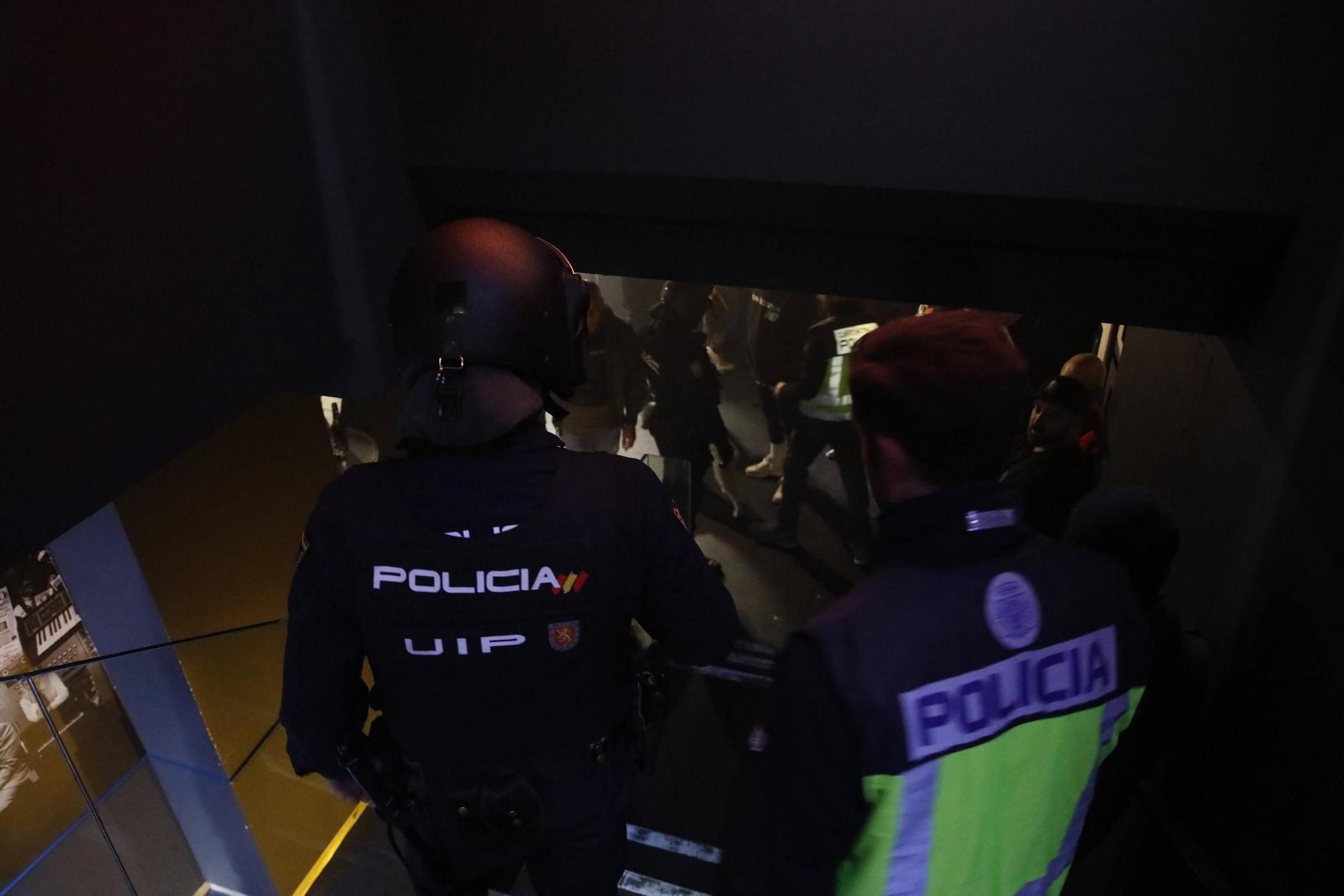 Así vigila la Policía Nacional las zonas de ocio nocturno en Gijón (en imágenes)