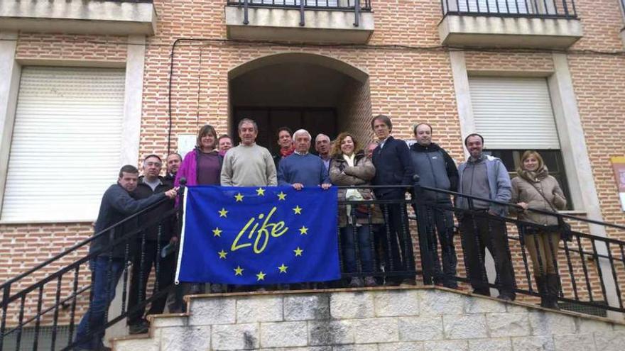 Las autoridades locales y los técnicos posando para la fotografía de familia.