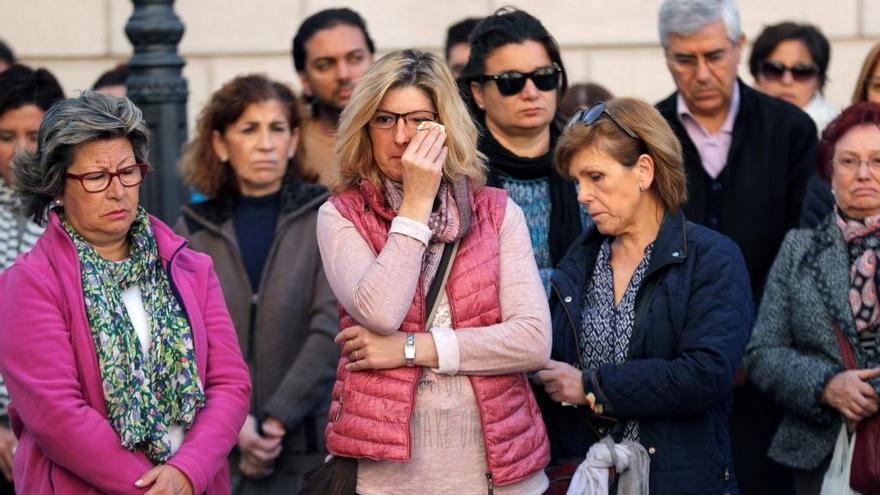 Concentración de protesta ante el Ayuntamiento de Alzira.