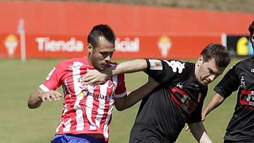 Santi Jara presiona a un jugador del Luarca.