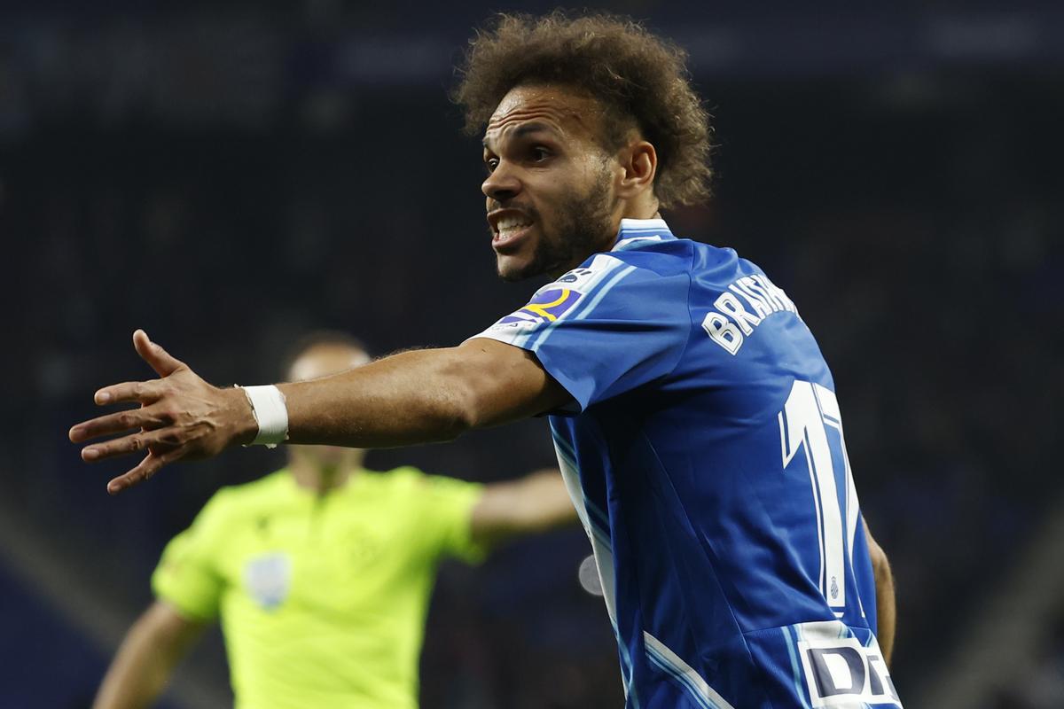 CORNELLÁ DE LLOBREGAT (BARCELONA), 18/03/2023.- El delantero danés del RCD Espanyol Martin Braithwaite reacciona durante el encuentro correspondiente a la jornada 26 de LaLiga Santander que disputan Espanyol y Celta de Vigo este sábado en el RCDE Stadium de Cornellá de Llobregat (Barcelona). EFE/ Toni Albir