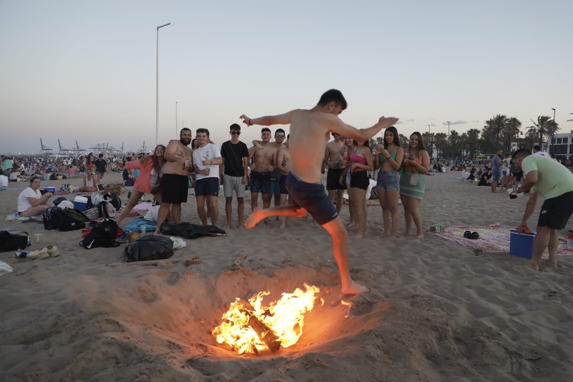 València inunda sus playas en el primer San Juan poscovid