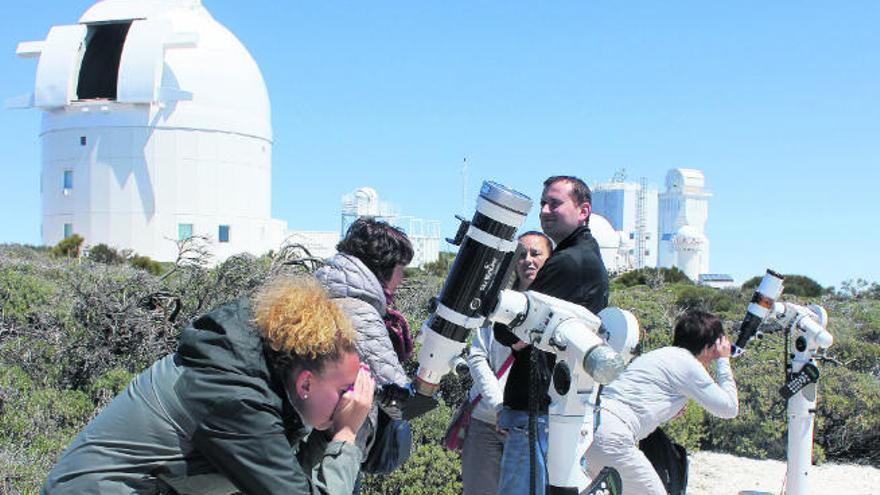 La visita guiada al Observatorio del Teide en reducidos grupos incluye la observación directa del Sol, sus manchas y erupciones.