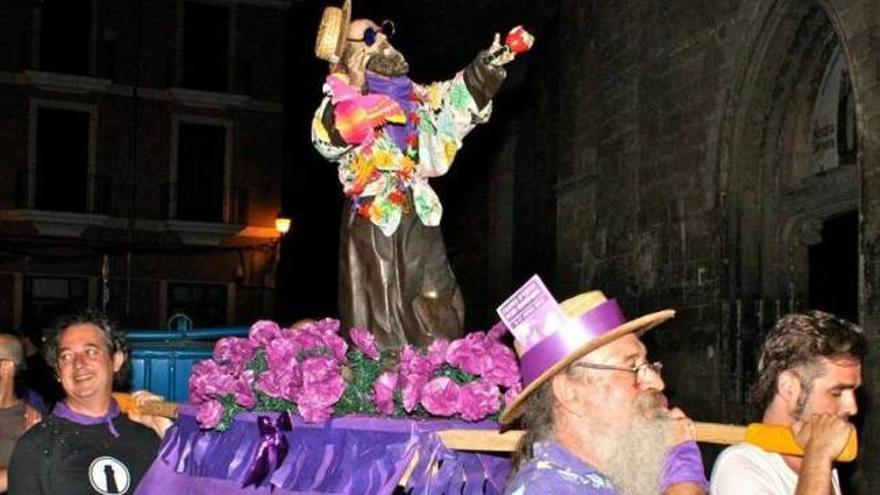 Participantes portando a Sant Rescat el año pasado.