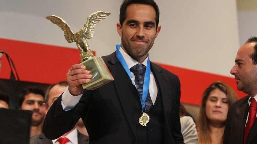 Claudio Bravo posa con el trofeo.