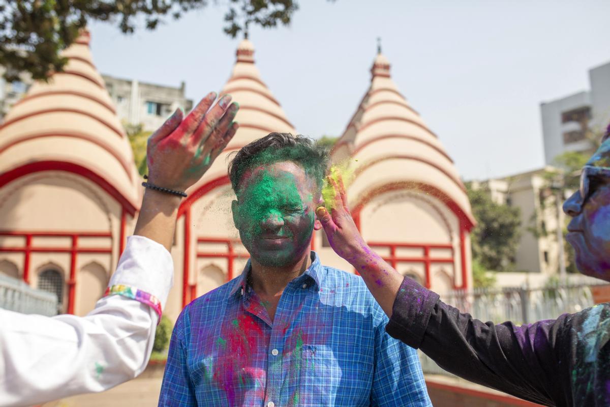 Celebración del Holi en el templo nacional Dhakeshwari, en Dhaka, Bangladesh