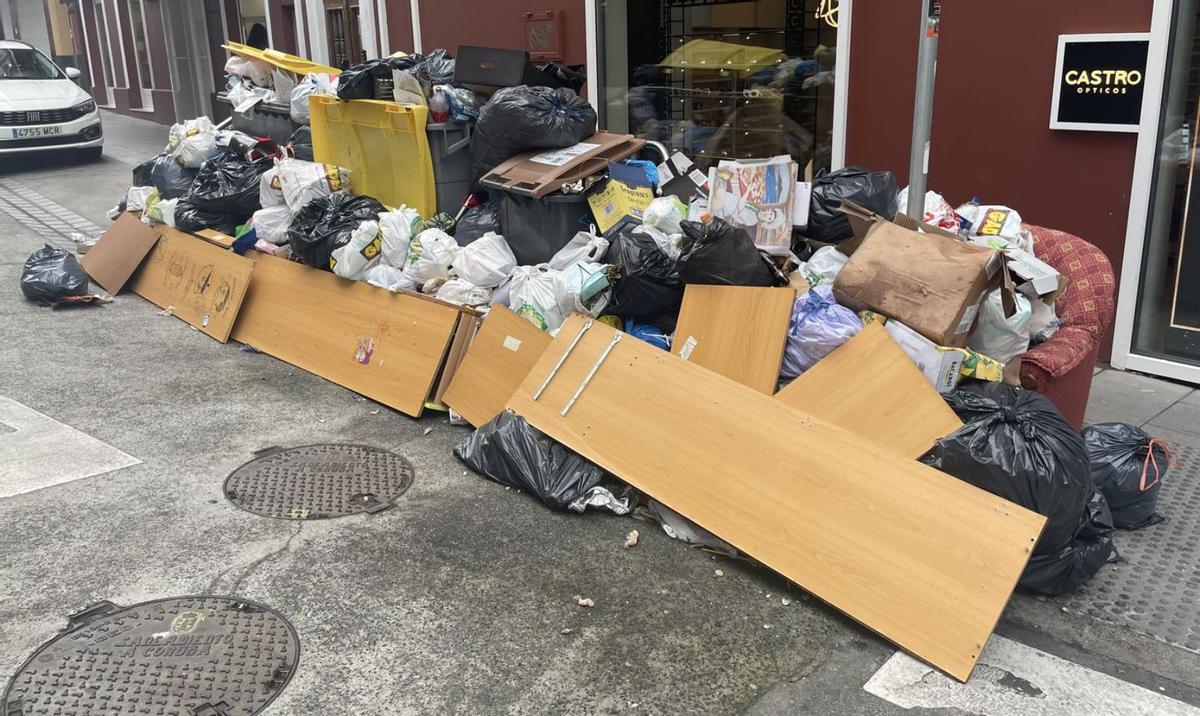 Residuos acumulados en San José, ayer, 30 de junio. |   // LOC