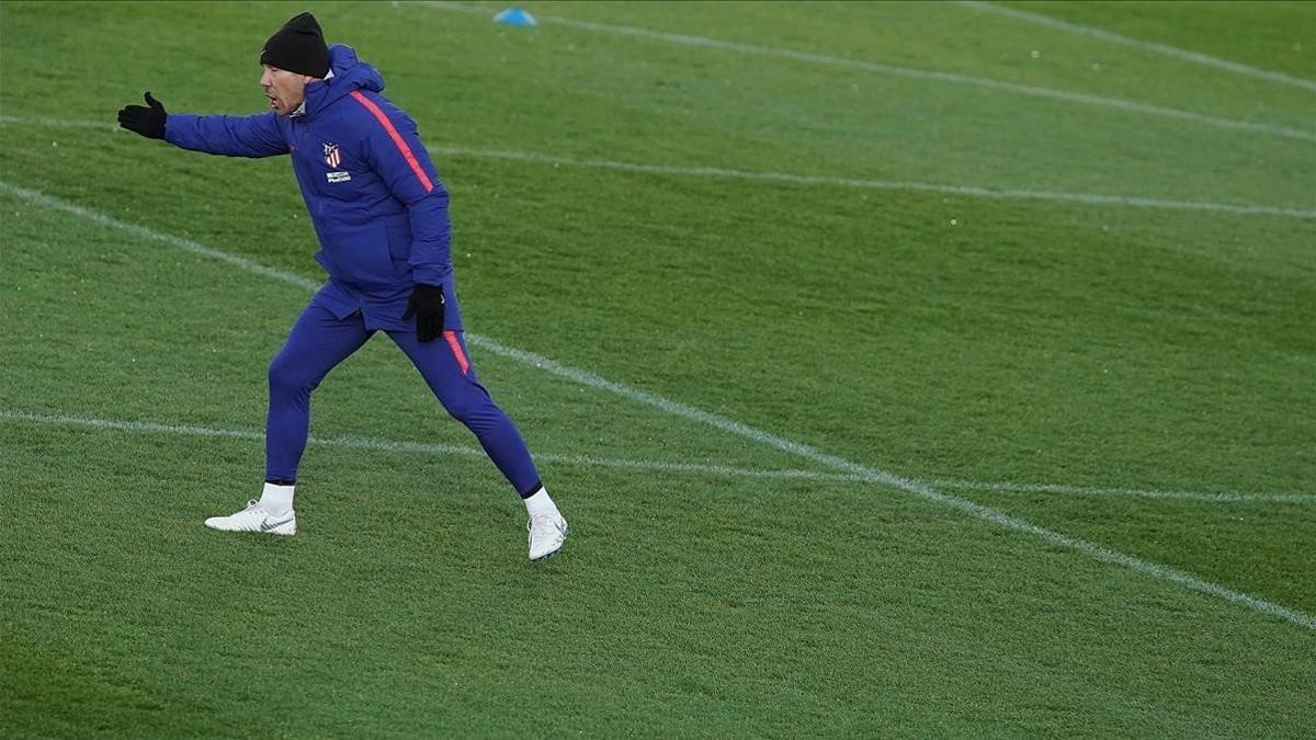Simeone, en el entrenamiento del Atlético previo al duelo con el Barça.