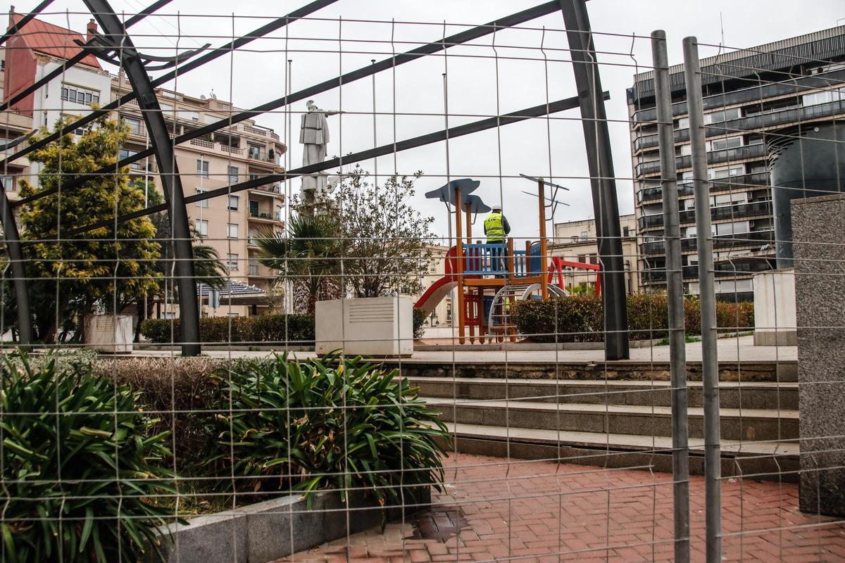 Detalle de una de las esquinas de la plaza, donde hay una zona de juegos infantiles.