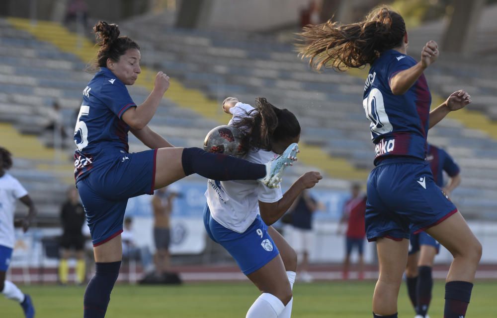 Partido del torneo Egalité de fútbol femenino