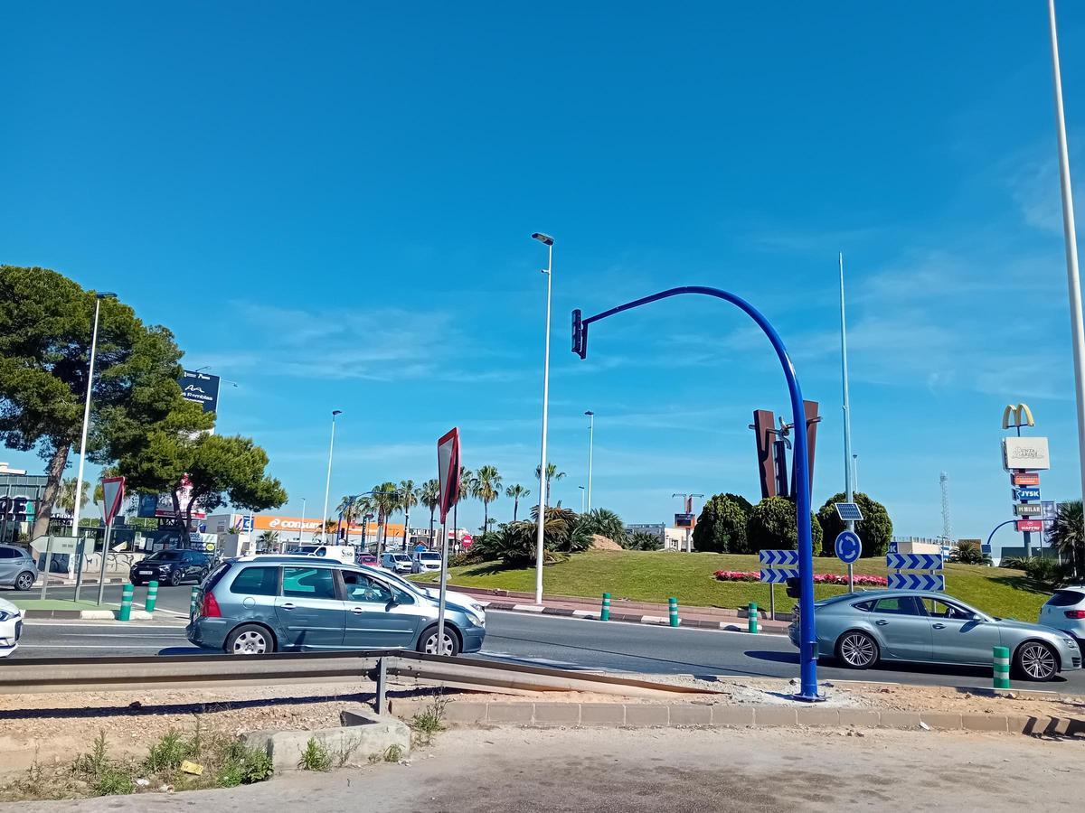 La glorieta de Punta Prima de la N-332 en Torrevieja ya tiene los semáforos inteligentes, aunque de momento solo en ámbar