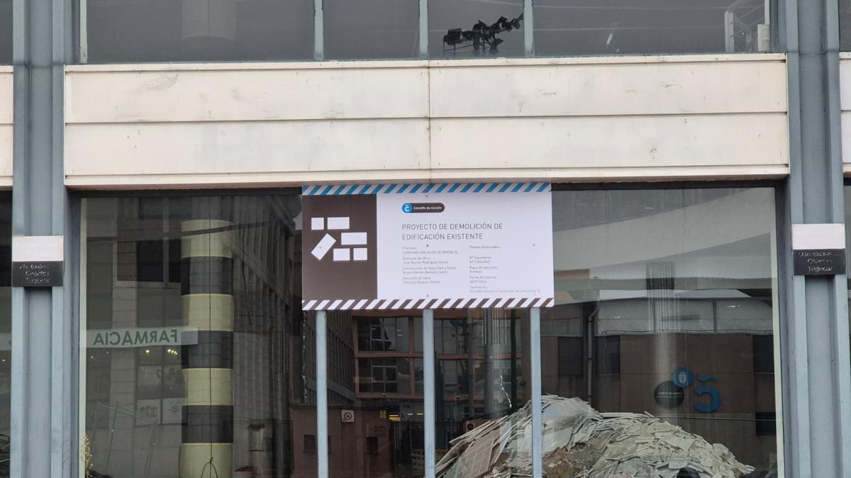 Obras de demolición del concesionario de Land Rover próximo a la sede de Estrella Galicia.