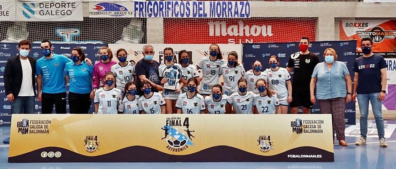Jugadoras y técnicos del Tecnosat Cangas infantil femenino tras ganar la Final Four Oro. |  // FDV